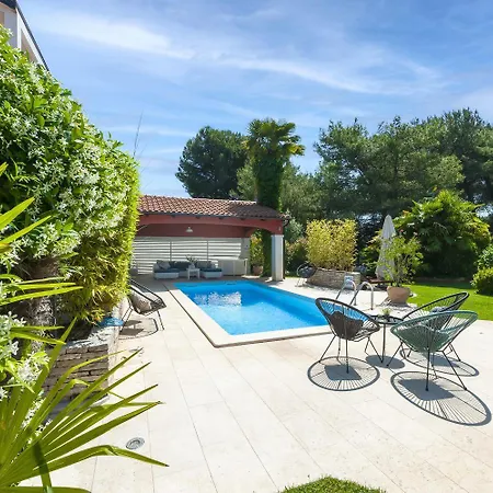 Lauschiges Und Hundefreundliches Mit Pool, Liegen, Grillbereich * Rovinj