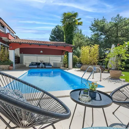 Lauschiges Und Hundefreundliches Mit Pool, Liegen, Grillbereich